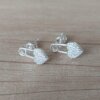 ARO DE ACERO BLANCO FIGURA ALFILER CON CORAZON CON STRASS.
