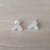 ARO DE ACERO BLANCO FIGURA GEOMETRICA CON STRASS.