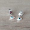 ARO DE ACERO BLANCO ARGOLLA BISAGRA 10 MM CON DIJE OJO TURCO CON APLIQUE NACAR Y OJITO. LARGO TOTAL 18 MM .