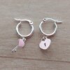 ARO DE ACERO BLANCO ARGOLLA 15 MM CON DIJE CORAZÓN CANDADO Y LLAVE ESMALTADO ROSA PASTEL COLGANTE. LARGO TOTAL 30 MM.