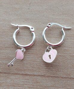 ARO DE ACERO BLANCO ARGOLLA 15 MM CON DIJE CORAZÓN CANDADO Y LLAVE ESMALTADO ROSA PASTEL COLGANTE. LARGO TOTAL 30 MM.