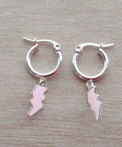 ARO DE ACERO BLANCO ARGOLLA 15 MM CON DIJE RAYO ESMALTADO ROSA PASTEL COLGANTE. LARGO TOTAL 32 MM.
