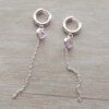ARO DE ACERO BLANCO ARGOLLA 10 MM CON CADENA COLGANTE Y CORAZON DE STRASS ROSA ENGARZADO. LARGO TOTAL 65 MM