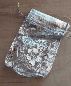 BOLSA DE ORGANZA BLANCA CON DETALLES PLATEADOS X 100 UNIDADES. MEDIDAS 9 X 12 CM