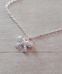 COLGANTE DE ACERO BLANCO ESLABÓN ESPEJITO 0.4 CON DIJE MOÑO CON MICROPAVE. LARGO 45 CM.
