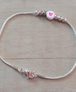 PULSERA DE ACERO BLANCO COLA DE RATON CON BOLITAS Y APLIQUE BLANCO PASANTE CON CORAZON FUCSIA. LARGO 19 CM.