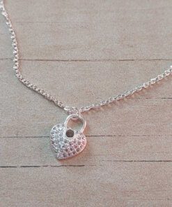 COLGANTE DE ACERO BLANCO ESLABÓN ESPEJITO 0.4 CON DIJE CORAZON CANDADO CON MICROPAVE. LARGO 45 CM.