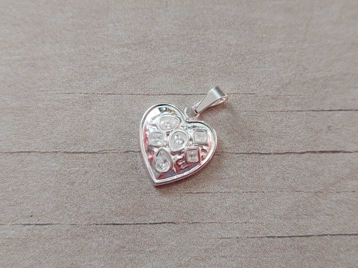 DIJE DE ACERO BLANCO CORAZÓN CON STRASS BLANCO. MEDIDAS 15 X 17MM.