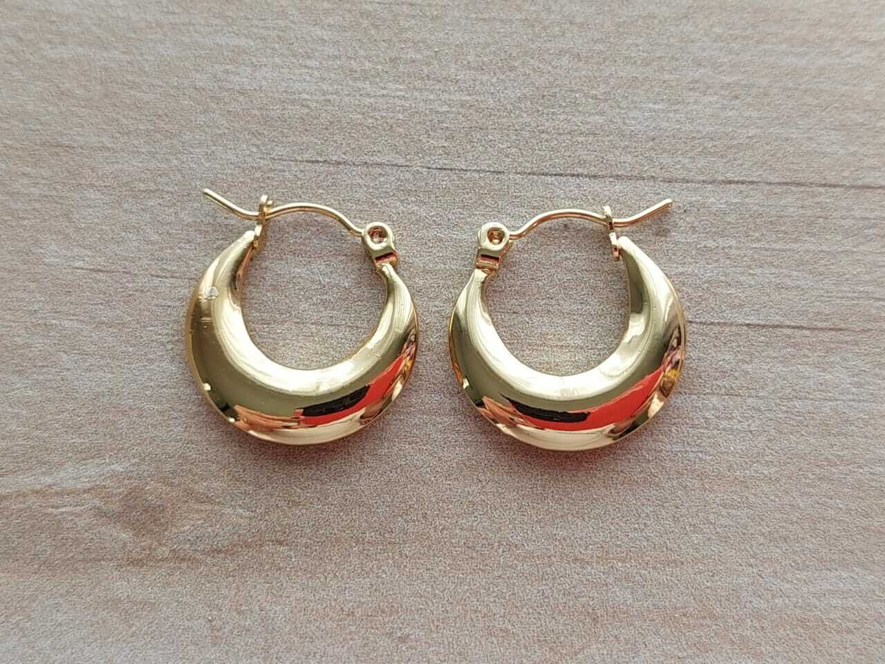 ARO DE ACERO DORADO ARGOLLA CHATA TIPO CRIOLLO. DIÁMETRO 20 MM