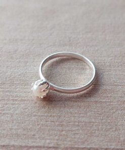 ANILLO NENA LAMINADO EN PLATA PERLITA BLANCA ENGARZADA.
