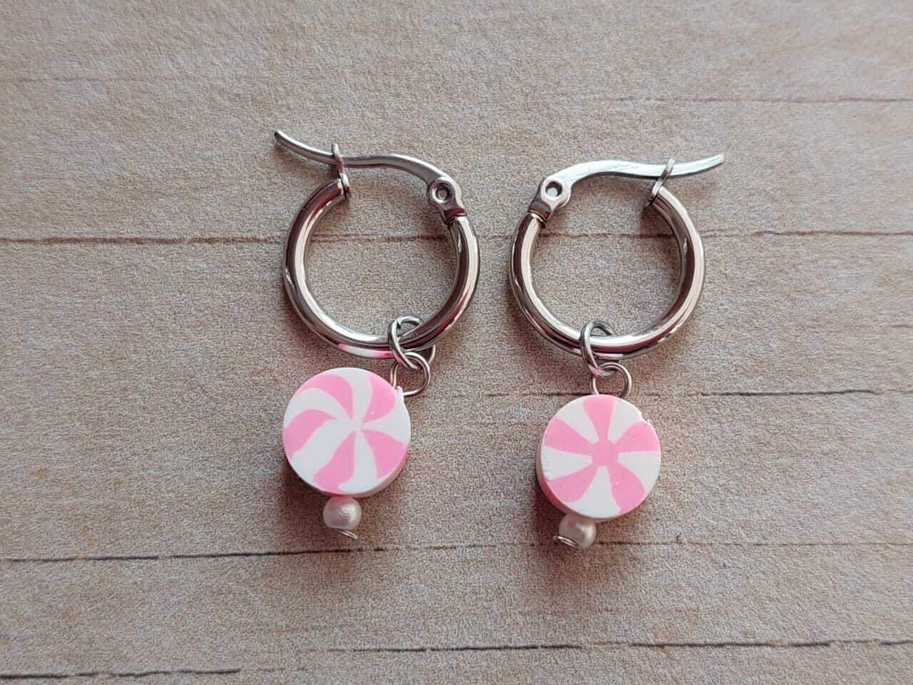 ARO DE ACERO ARGOLLA 14 MM CON DIJE ROSA Y BLANCO COLGANTE.