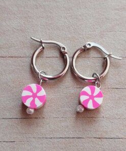 ARO DE ACERO ARGOLLA 14 MM CON DIJE FUCSIA Y BLANCO COLGANTE.