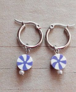 ARO DE ACERO ARGOLLA 14 MM CON DIJE LILA Y BLANCO COLGANTE.