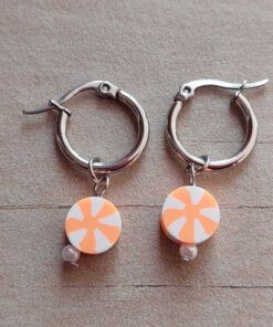 ARO DE ACERO ARGOLLA 14 MM CON DIJE NARANJA Y BLANCO COLGANTE.