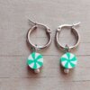 ARO DE ACERO ARGOLLA 14 MM CON DIJE VERDE Y BLANCO COLGANTE.