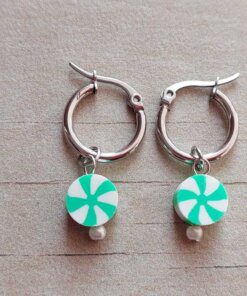 ARO DE ACERO ARGOLLA 14 MM CON DIJE VERDE Y BLANCO COLGANTE.