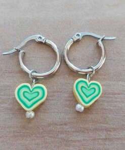 ARO DE ACERO ARGOLLA 14 MM CON CORAZÓN AMARILLO Y VERDE COLGANTE.