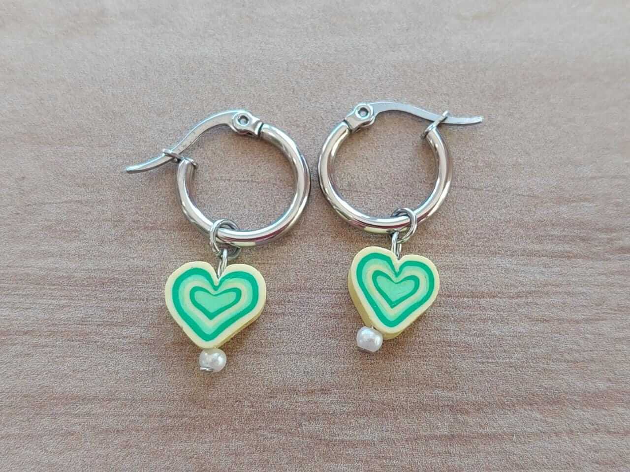 ARO DE ACERO ARGOLLA 14 MM CON CORAZÓN AMARILLO Y VERDE COLGANTE.