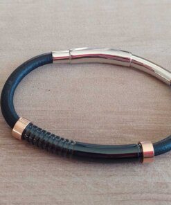 PULSERA DE CAUCHO REGULABLE CON CENTRO EN ACERO NEGRO TRABAJADO Y DETALLES EN ACERO ROSE.