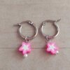ARO DE ACERO ARGOLLA 14 MM CON DIJE ESTRELLA FUCSIA Y BLANCO COLGANTE.