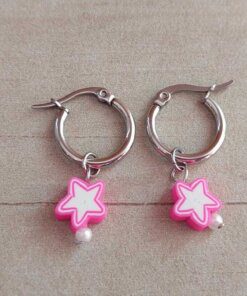 ARO DE ACERO ARGOLLA 14 MM CON DIJE ESTRELLA FUCSIA Y BLANCO COLGANTE.