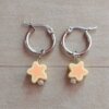 ARO DE ACERO ARGOLLA 14 MM CON DIJE ESTRELLA AMARILLO Y NARANJA COLGANTE.