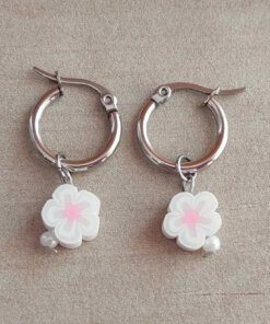 ARO DE ACERO ARGOLLA 14 MM CON DIJE FLOR BEIGE COLGANTE.