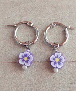 ARO DE ACERO ARGOLLA 14 MM CON DIJE FLOR LILA COLGANTE.