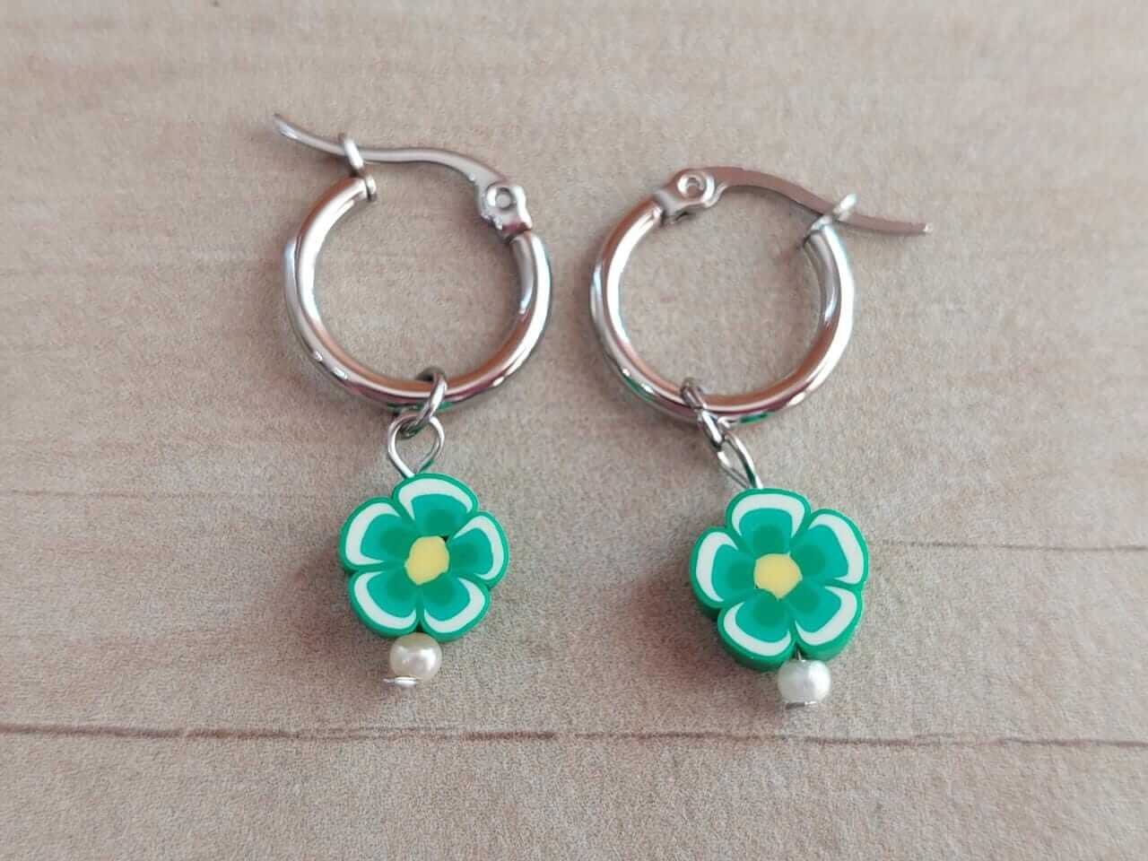 ARO DE ACERO ARGOLLA 14 MM CON DIJE FLOR VERDE OSCURO COLGANTE.
