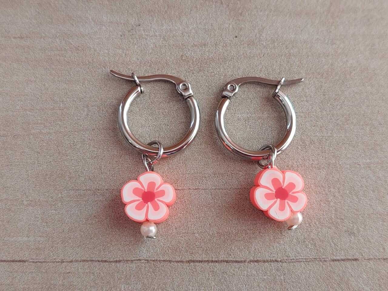 ARO DE ACERO ARGOLLA 14 MM CON DIJE FLOR NARANJA COLGANTE.