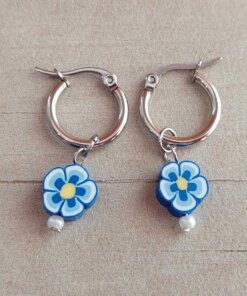 ARO DE ACERO ARGOLLA 14 MM CON DIJE FLOR AZUL COLGANTE.