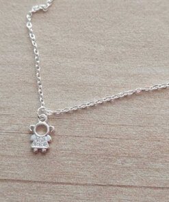 COLGANTE DE ACERO BLANCO ESLABÓN ESPEJITO CON DIJE NENA STRASS. LARGO 42 CM