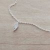COLGANTE DE ACERO BLANCO ESLABÓN ESPEJITO CON DIJE ALA STRASS. LARGO 42 CM