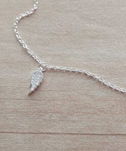 COLGANTE DE ACERO BLANCO ESLABÓN ESPEJITO CON DIJE ALA STRASS. LARGO 42 CM