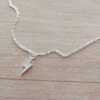 COLGANTE DE ACERO BLANCO ESLABÓN ESPEJITO CON DIJE RAYO STRASS. LARGO 42 CM