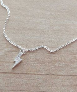 COLGANTE DE ACERO BLANCO ESLABÓN ESPEJITO CON DIJE RAYO STRASS. LARGO 42 CM