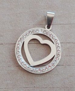 DIJE DE ACERO CIRCULO CON STRASS Y CORAZÓN 30 MM .