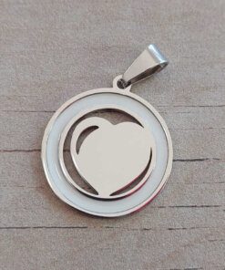 DIJE DE ACERO CIRCULO ESMALTADO BLANCO CON CORAZÓN 30 MM.