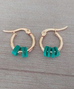ARO DE ACERO DORADO ARGOLLA 14 MM CON DONAS COLOR VERDE.