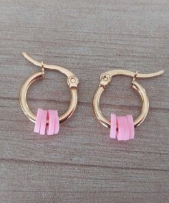 ARO DE ACERO DORADO ARGOLLA 14 MM CON DONAS COLOR ROSA.