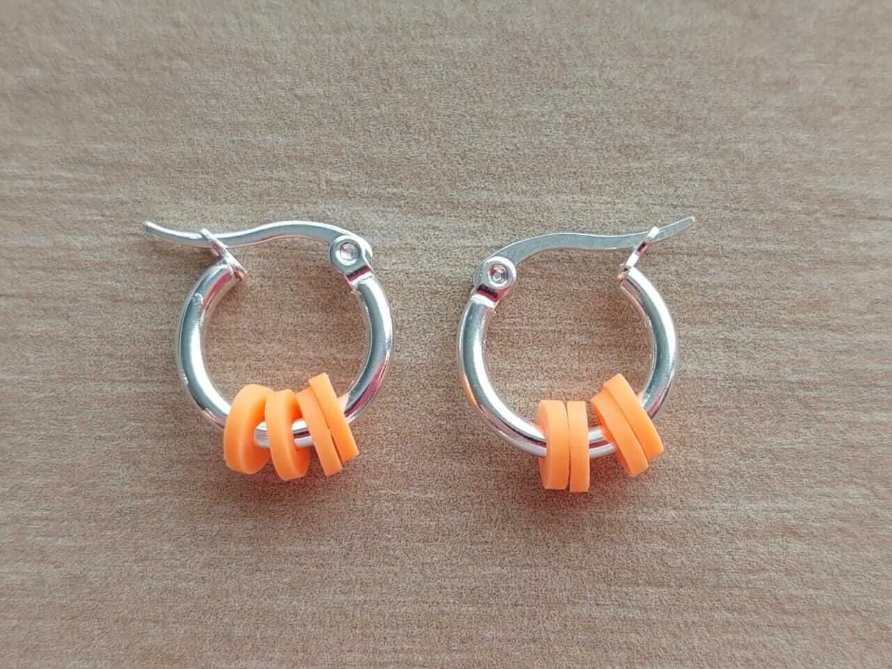 ARO DE ACERO BLANCO ARGOLLA 15 MM CON DONAS COLOR NARANJA FLUO.