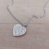COLGANTE DE ACERO ESLABÓN ESPEJITO 0.4 CON CORAZÓN STRASS BLANCO. LARGO 45 CM