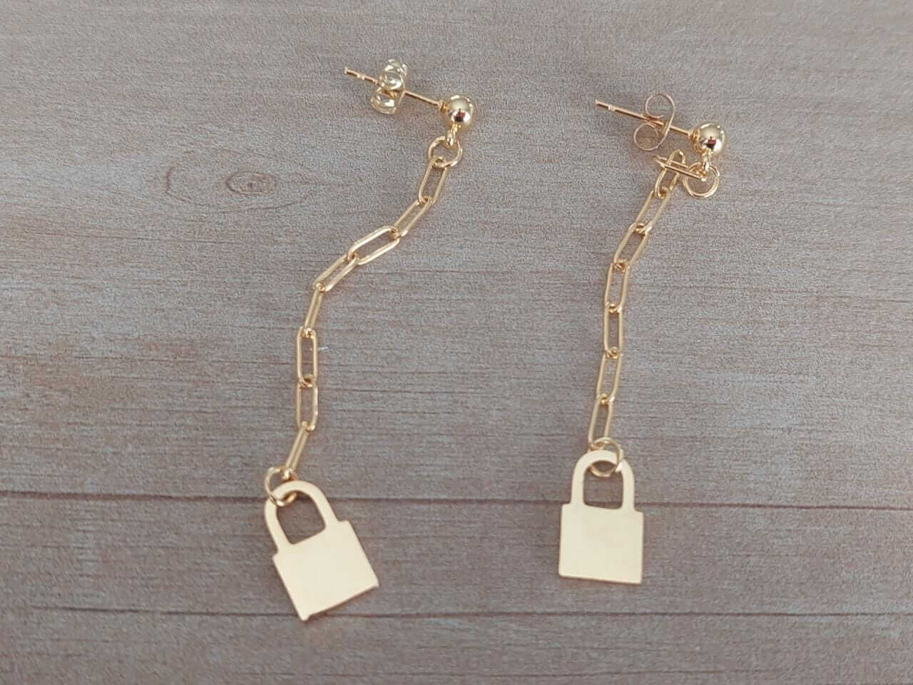 ARO DE ACERO DORADO BOLITA CON CADENA Y CANDADO, LARGO TOTAL 62 MM