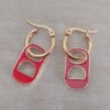 ARO DE ACERO DORADO ARGOLLA 15 MM CON DIJE CHAPITA GRANDE ESMALTADA EN ROJO