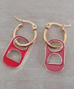 ARO DE ACERO DORADO ARGOLLA 15 MM CON DIJE CHAPITA GRANDE ESMALTADA EN ROJO