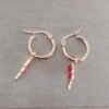 ARO DE ACERO DORADO ARGOLLA 15 MM CON DIJE RAYO ESMALTADO EN ROJO