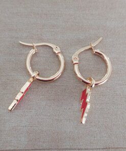 ARO DE ACERO DORADO ARGOLLA 15 MM CON DIJE RAYO ESMALTADO EN ROJO