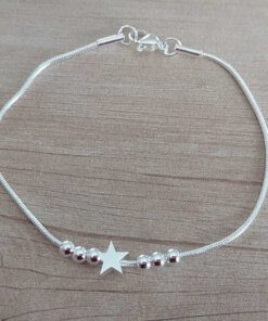 PULSERA DE ACERO BLANCO COLA DE RATON CON BOLITAS Y DIJE DE ESTRELLA PASANTE. LARGO 19 CM.