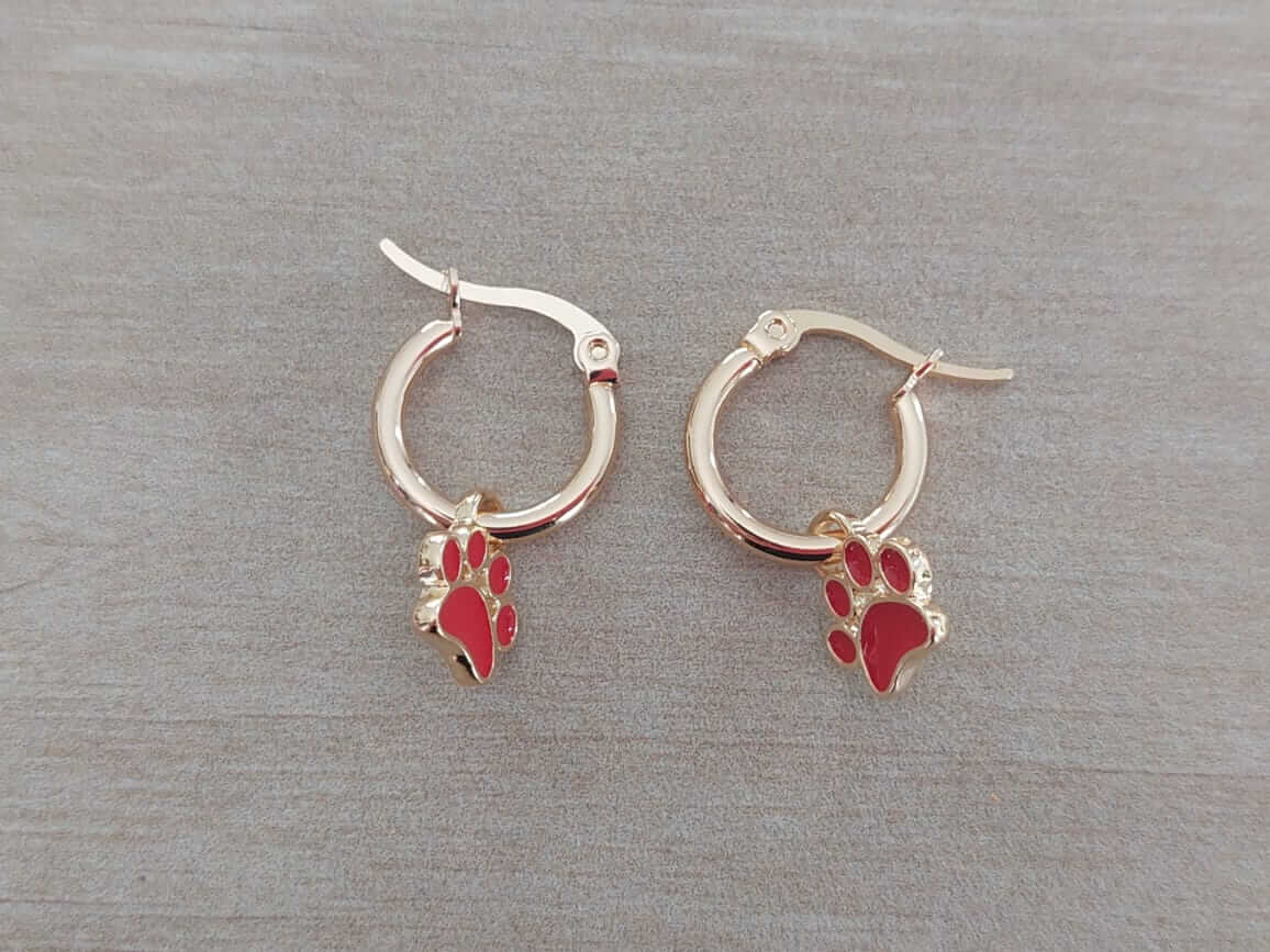 ARO DE ACERO DORADO ARGOLLA 15 MM CON DIJE HUELLITA ESMALTADA EN ROJO