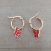 ARO DE ACERO DORADO ARGOLLA 15 MM CON DIJE MARIPOSA ESMALTADA EN ROJO